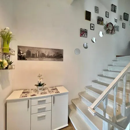 House Lona Case de vacanță *
