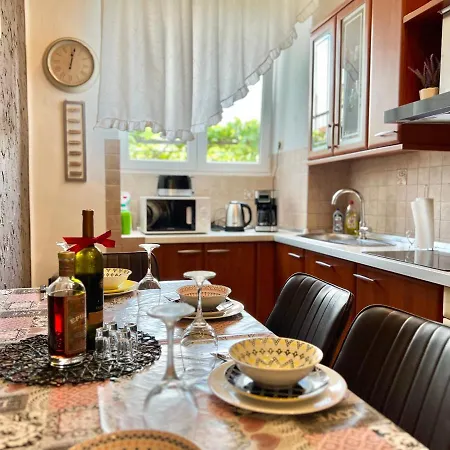 House Lona Holiday home