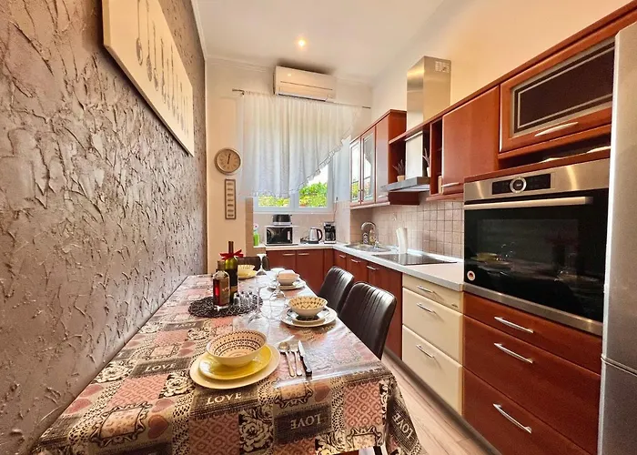 House Lona